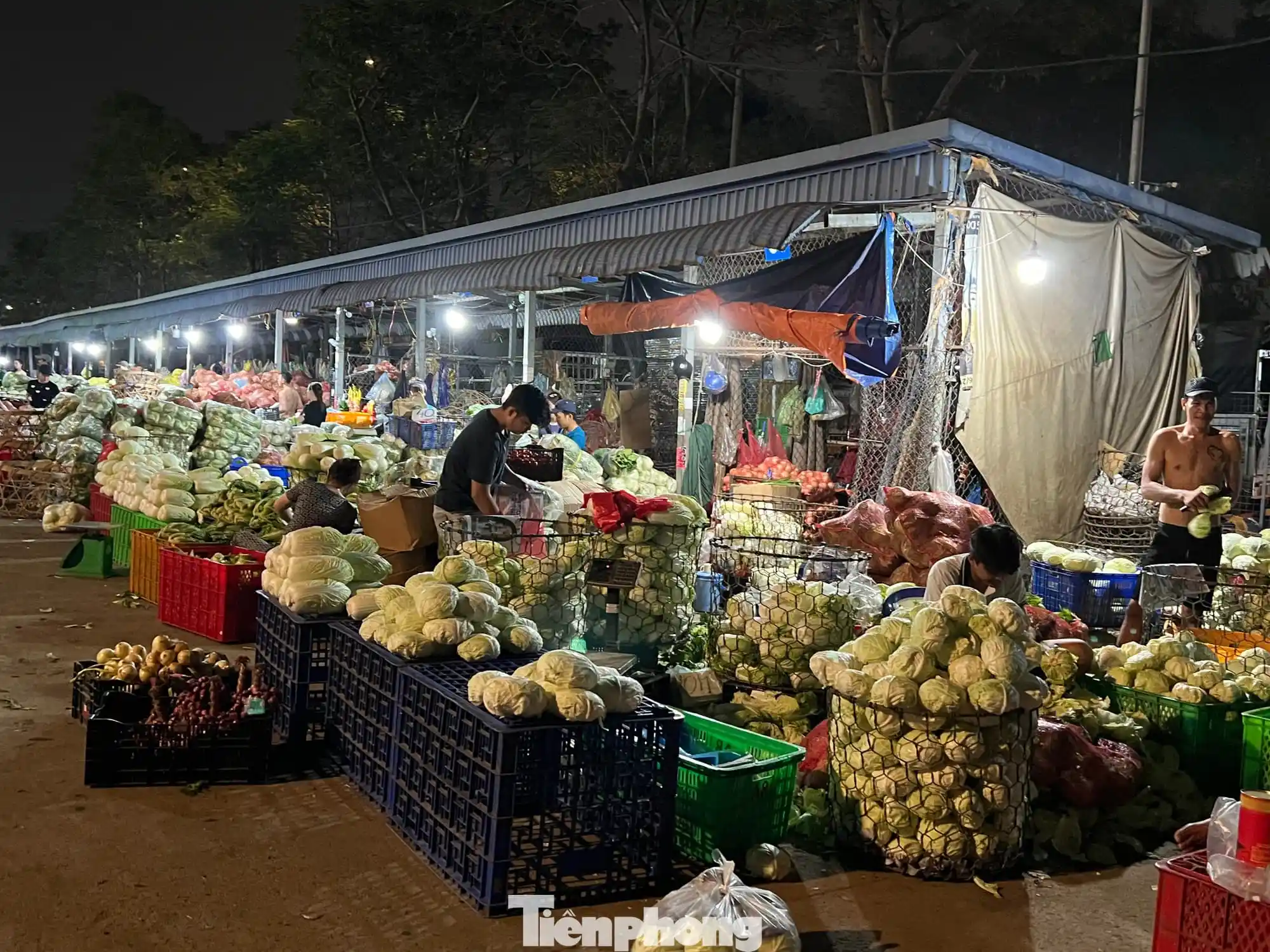 Các tiểu thương đang nhập hàng tấp nập tại chợ