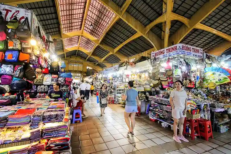Khu vực mua sắm bên trong chợ Bến Thành