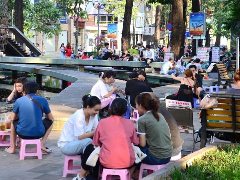 Cà phê bệt tại Hồ Con Rùa