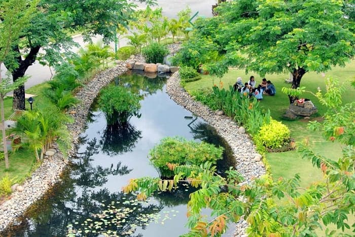 Không gian xanh mát tại công viên Hồ Bán Nguyệt gần Cầu Ánh Sao