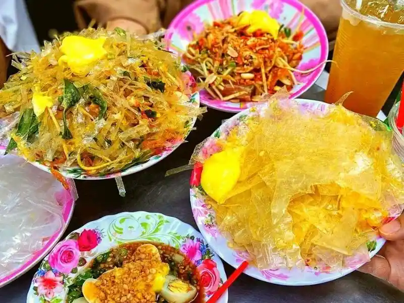 Ấm thực đa dạng tại chợ Hồ Thị Kỷ 