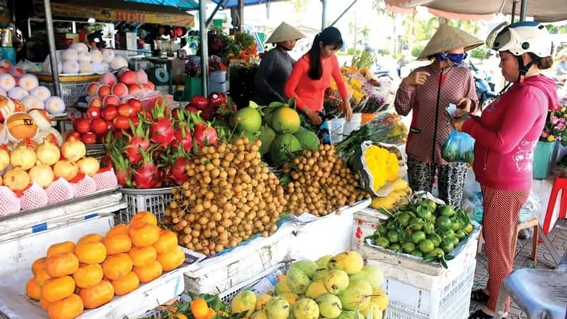 Sạp trái cây tươi ngon nhập mới mỗi ngày tại chợ Bình Điền