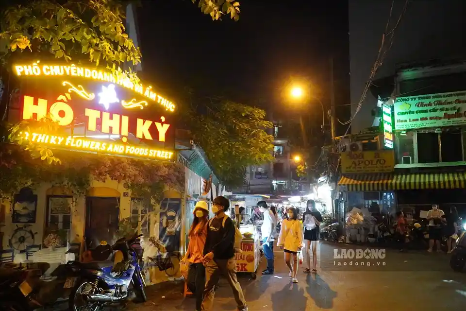 Chợ đêm Hồ Thị Kỷ - Thánh địa ăn vặt thu hút giới trẻ.