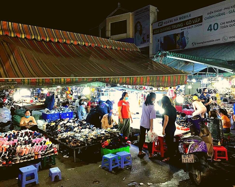 Chợ Hạnh Thông Tây tấp nập người mua sắm