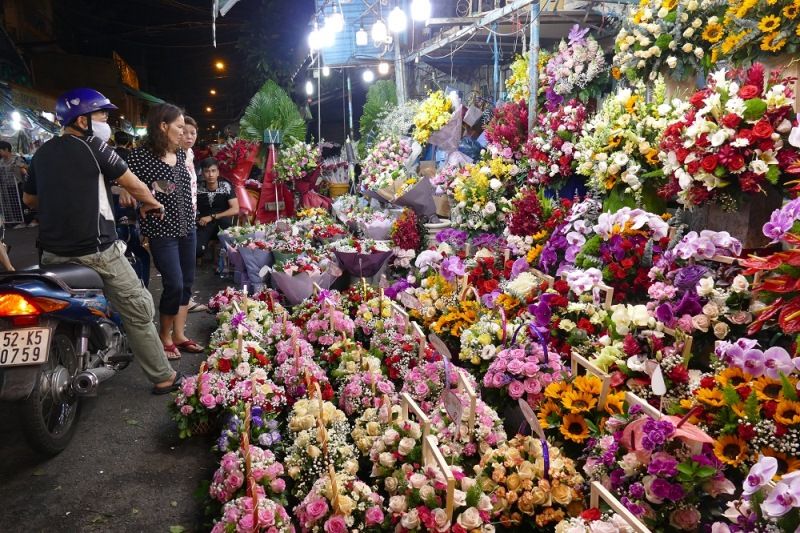 Hoa tươi tại chợ Hồ Thị Kỷ - Sôi động và nhộn nhịp bất kể ngày đêm