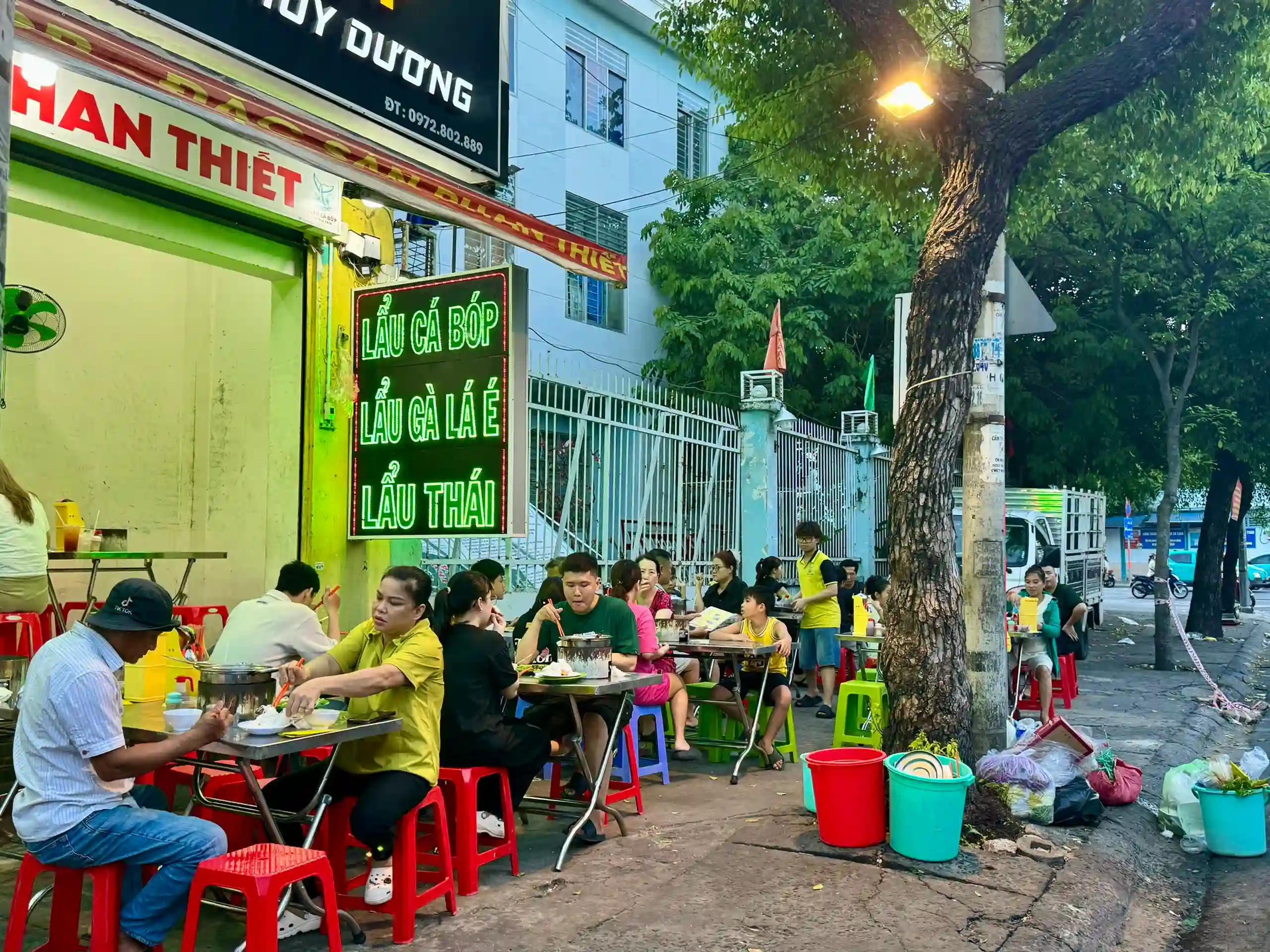 Khu ẩm thực Vạn Kiếp quy tụ nhiều hàng ăn ngon nổi tiếng
