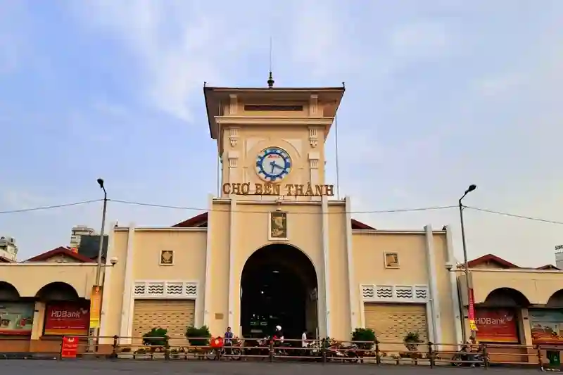 Kiến trúc nổi bật với tháp đồng hồ đặc trưng tại chợ Bến Thành