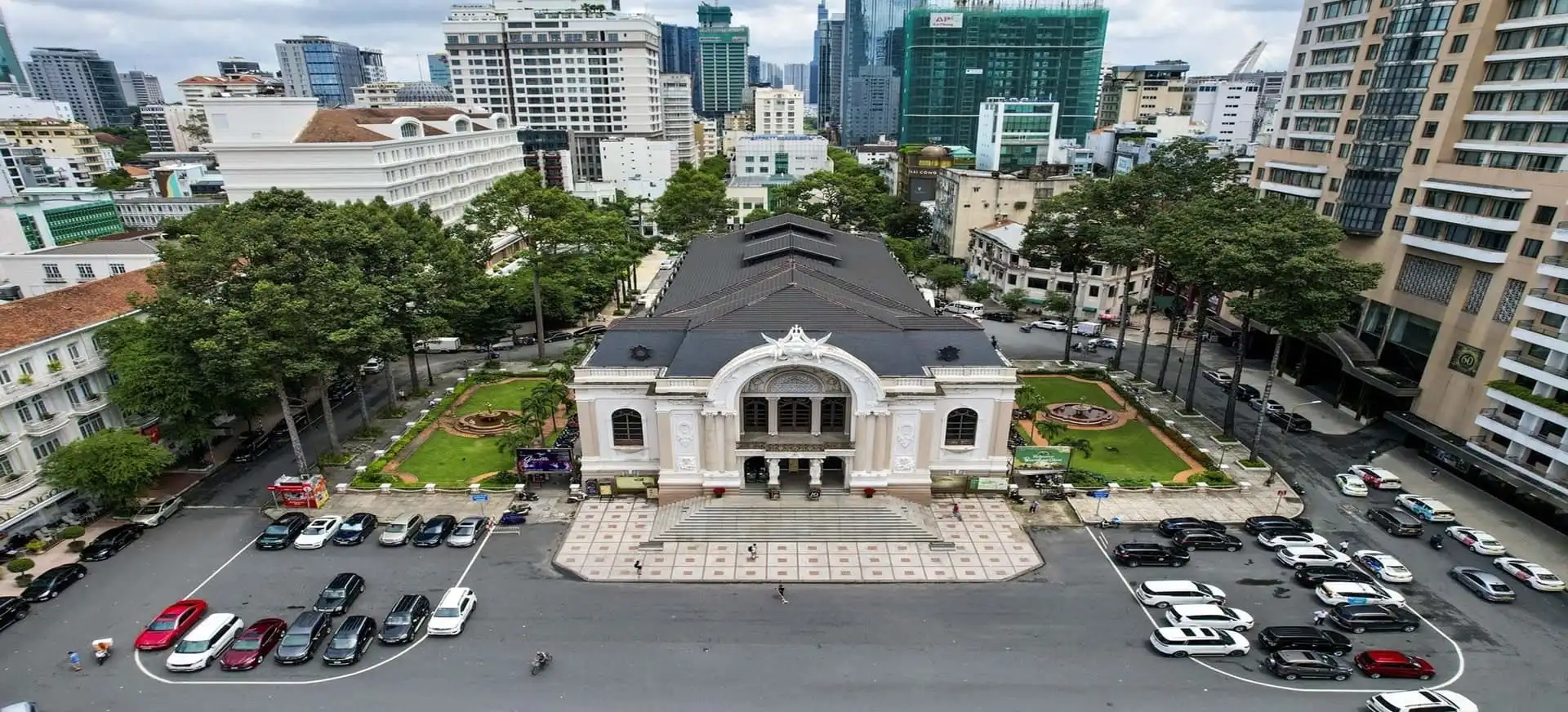 Nhà hát Sài Gòn với góc nhìn từ trên cao