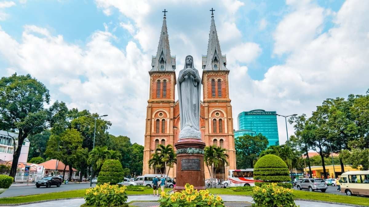 Nhà thờ Đức Bà - Biểu tượng kiến trúc Gothic giữa lòng quận 1