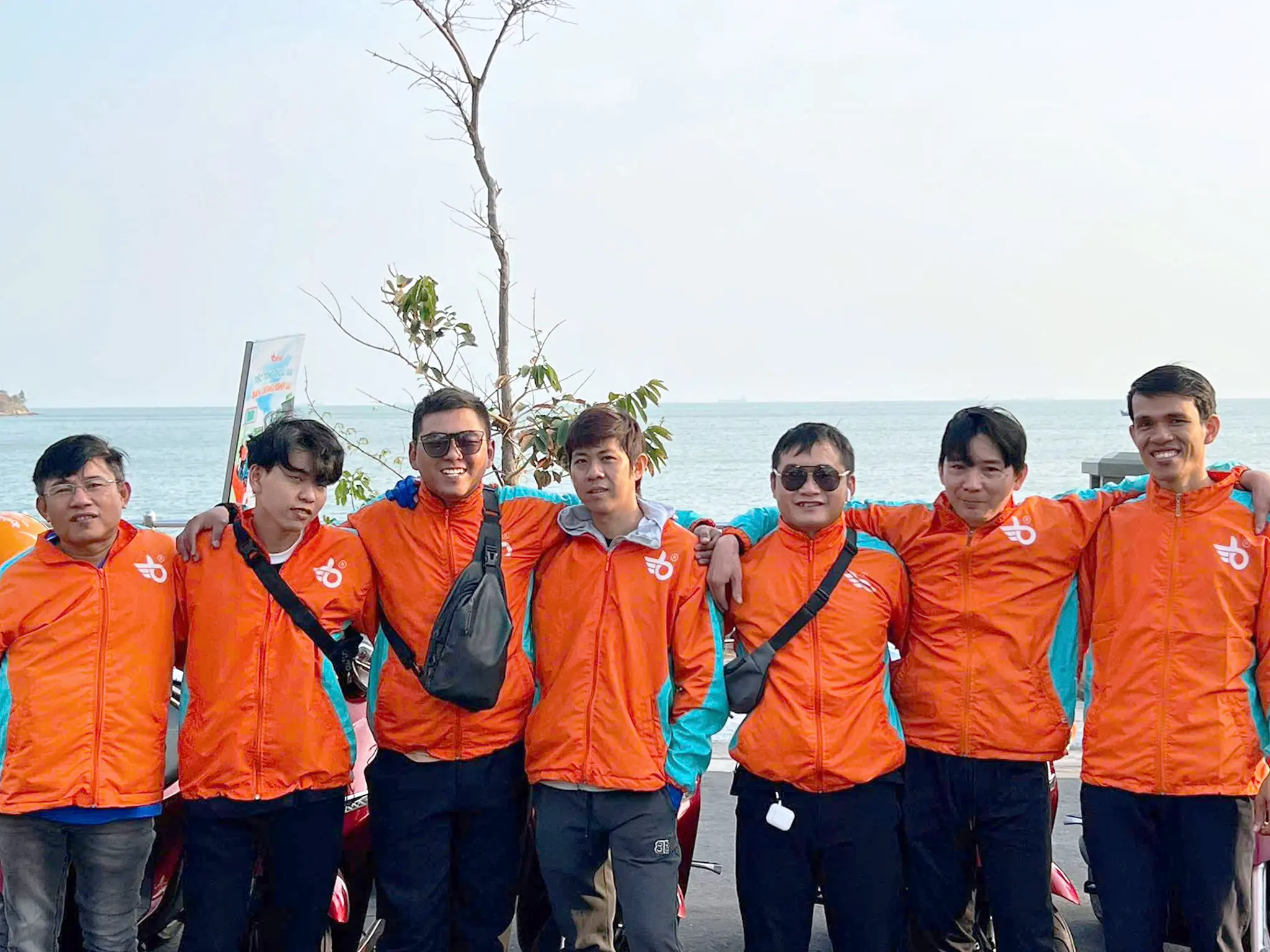 Bác tài Bship luôn hòa đồng và giúp đỡ nhau trong công việc