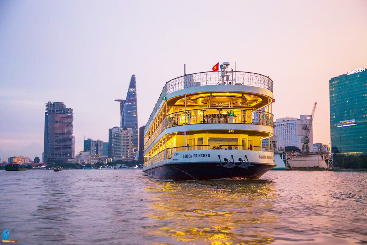 Tour du thuyền trên sông Sài Gòn (Nguồn: internet)