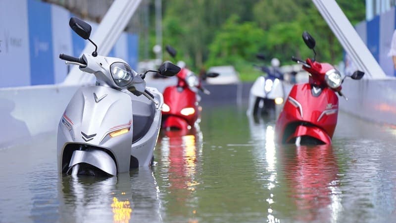 xe điện ngâm trong nước