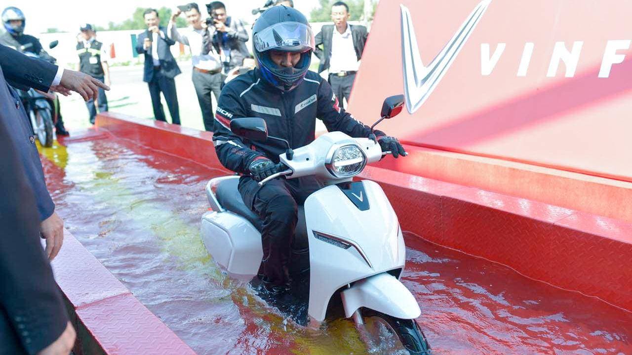 xe điện lội nước ngập