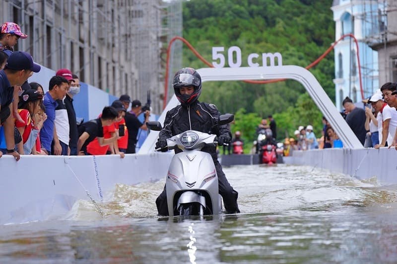 xe điện lội trong nước ngập cao đến 50cm