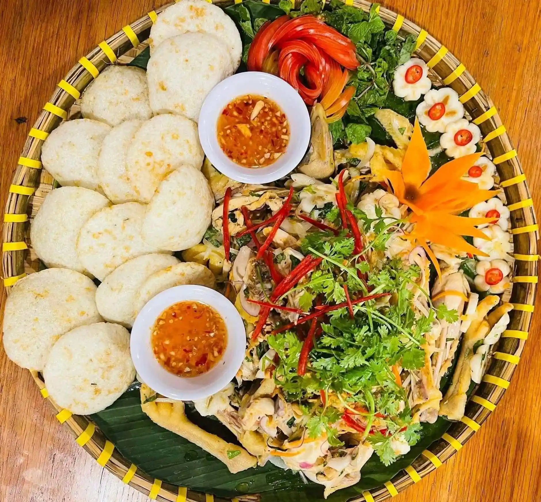 Bờ kè quán đặc trưng với các món gà