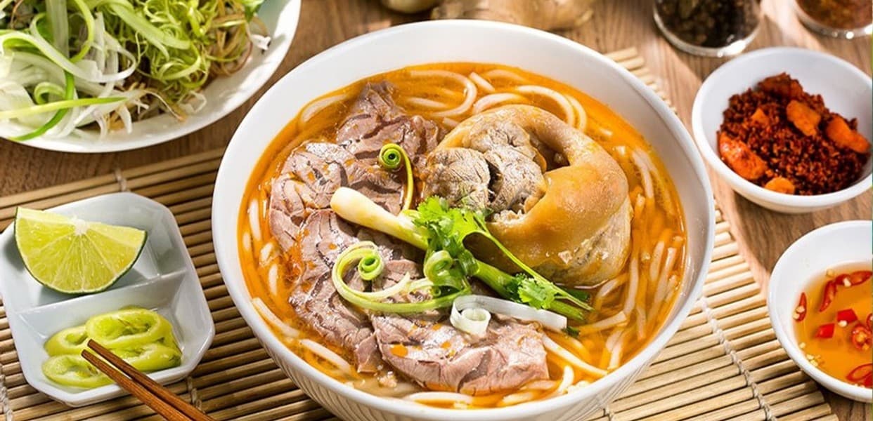Bún Bò Huế Cống Quỳnh – Hương Vị Cố Đô Giữa Sài Gòn