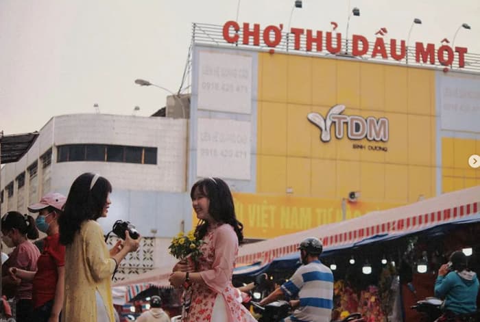 Chợ Thủ Dầu Một được nhiều người lựa chọn chụp ảnh Tết