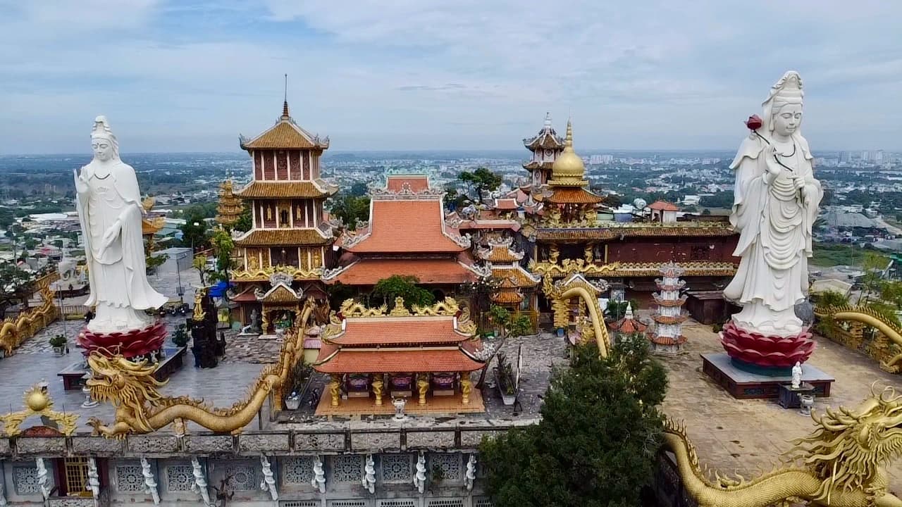 Chùa Châu Thới nằm trên đỉnh núi