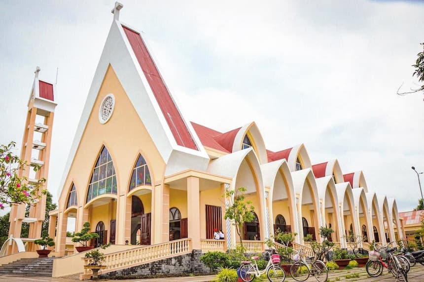 Nhà Xứ Đạo Tân Phong - Kiến trúc Gothic Phương Tây