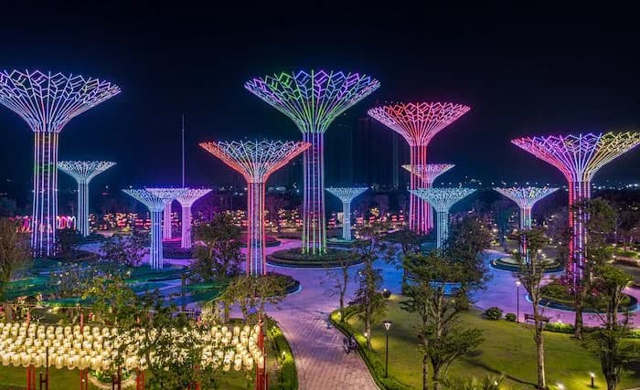 Khu Vực "Cây Ánh Sáng Khổng Lồ" (Super Tree) – Sân Khấu Chính Của Ánh Sáng