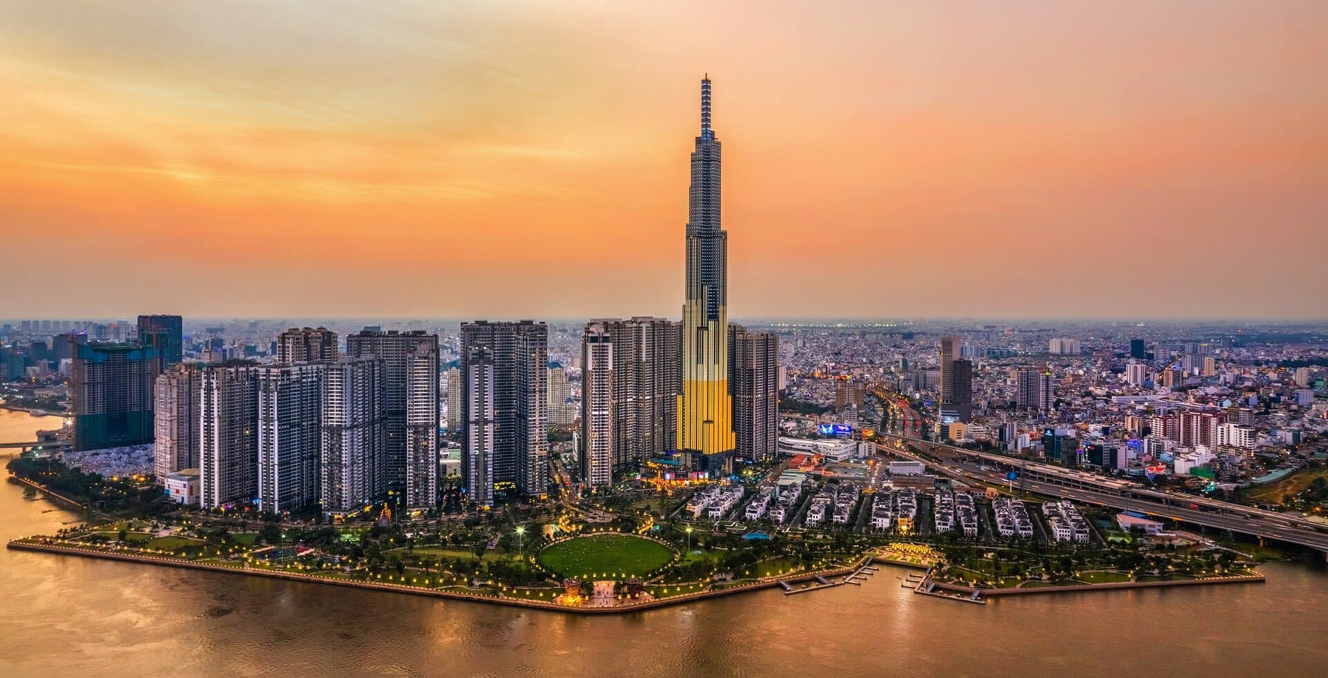 Toàn cảnh buổi chiều hoàng hôn tòa nhà Landmark 81 ở Hồ Chí Minh