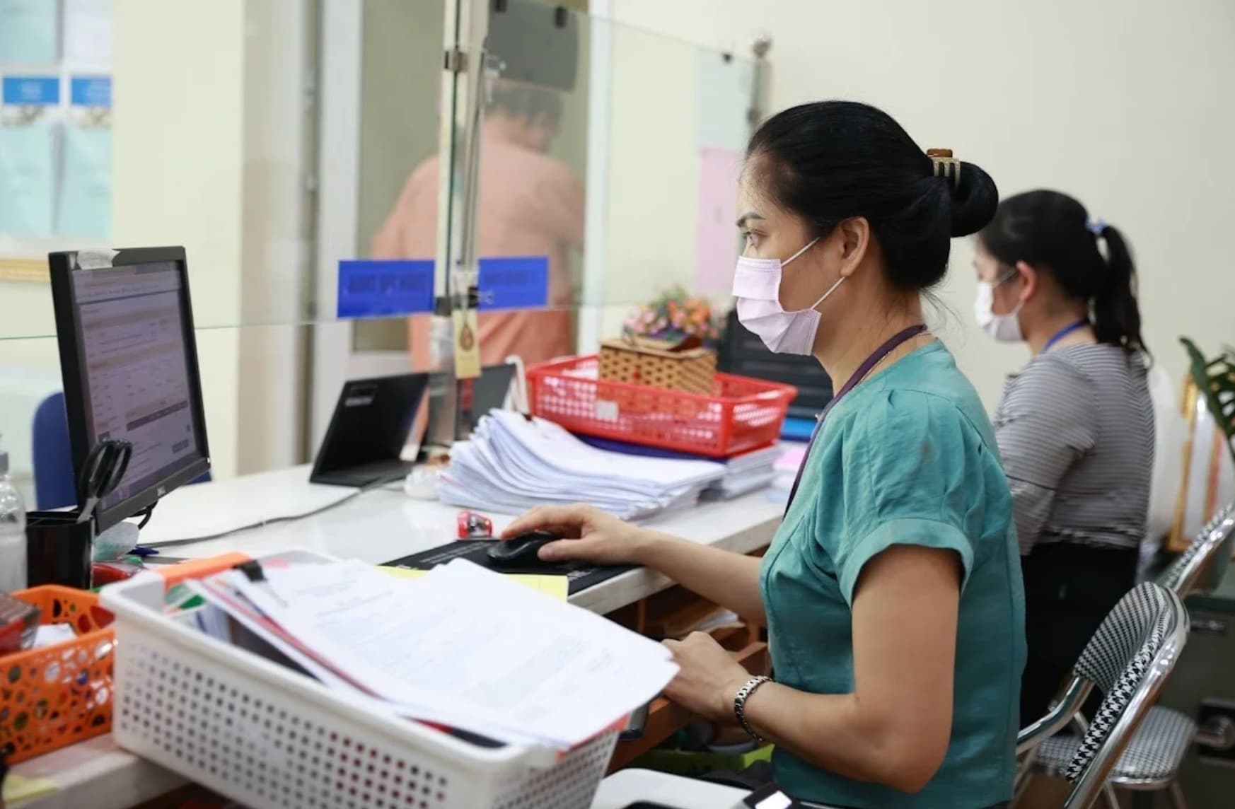 công nhân viên chức đang làm giấy tờ