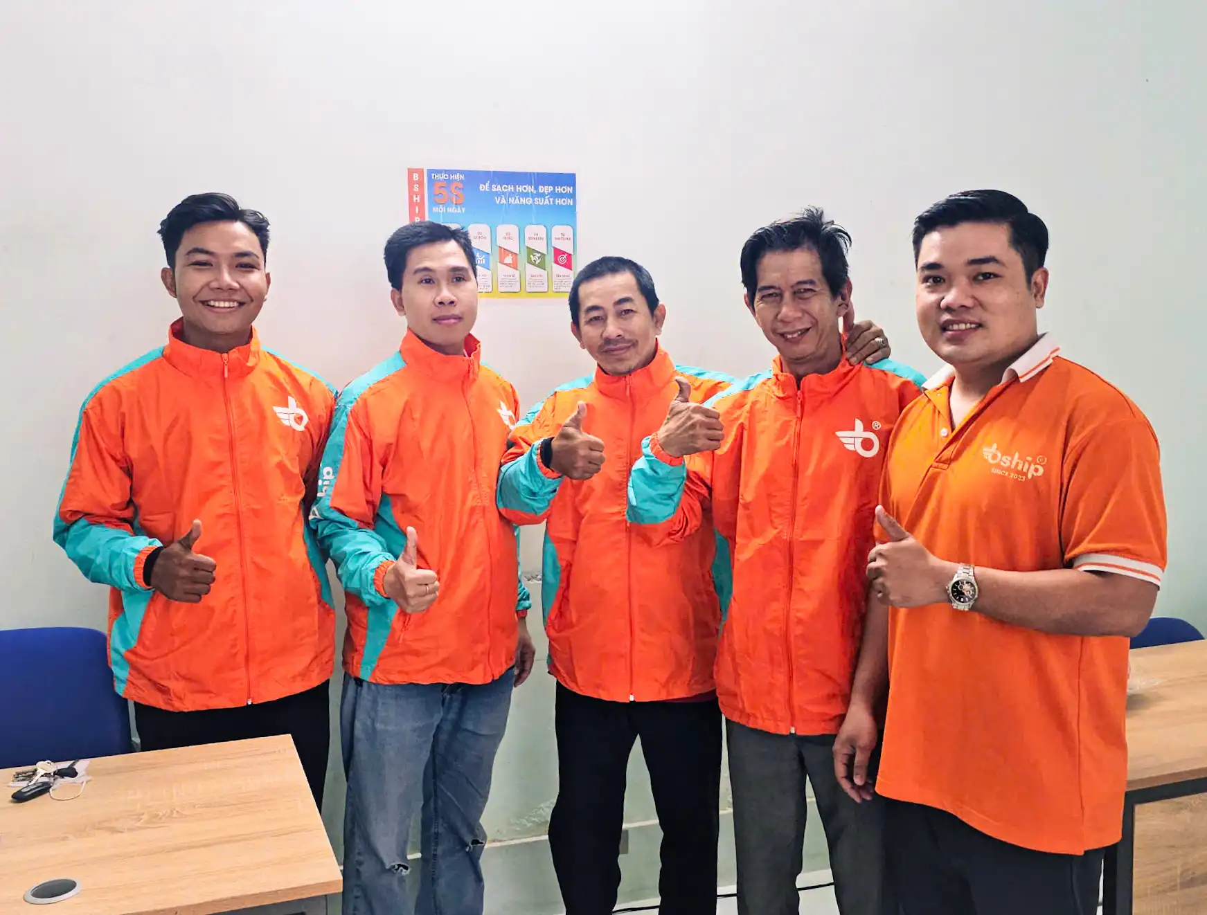 Tập thể anh em tài xế Bship với nụ cười rạng rỡ trên môi