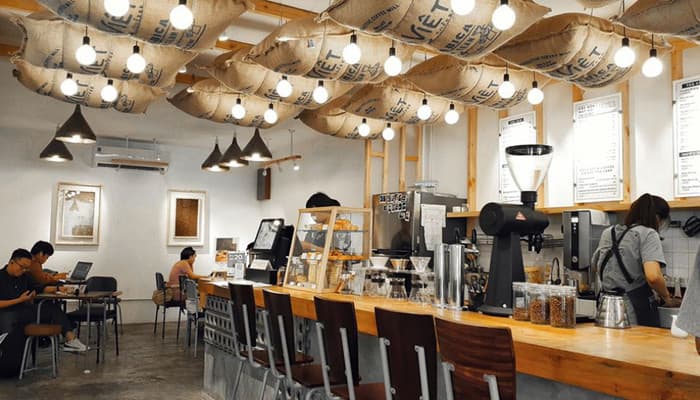 Là Việt Coffee - Sự phóng khoáng của xưởng công nghiệp