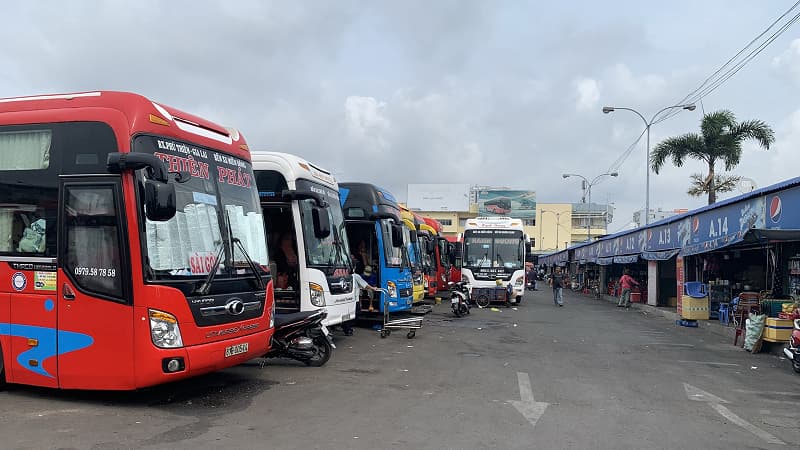 Bến xe của Bến Xe Ngã Tư Ga: xe đò, xe giường nằm, xe bus, xe trung chuyển,...