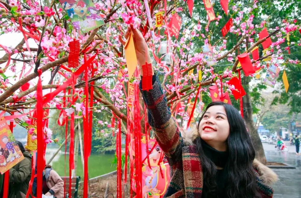 đi chùa hái lộc đầu năm