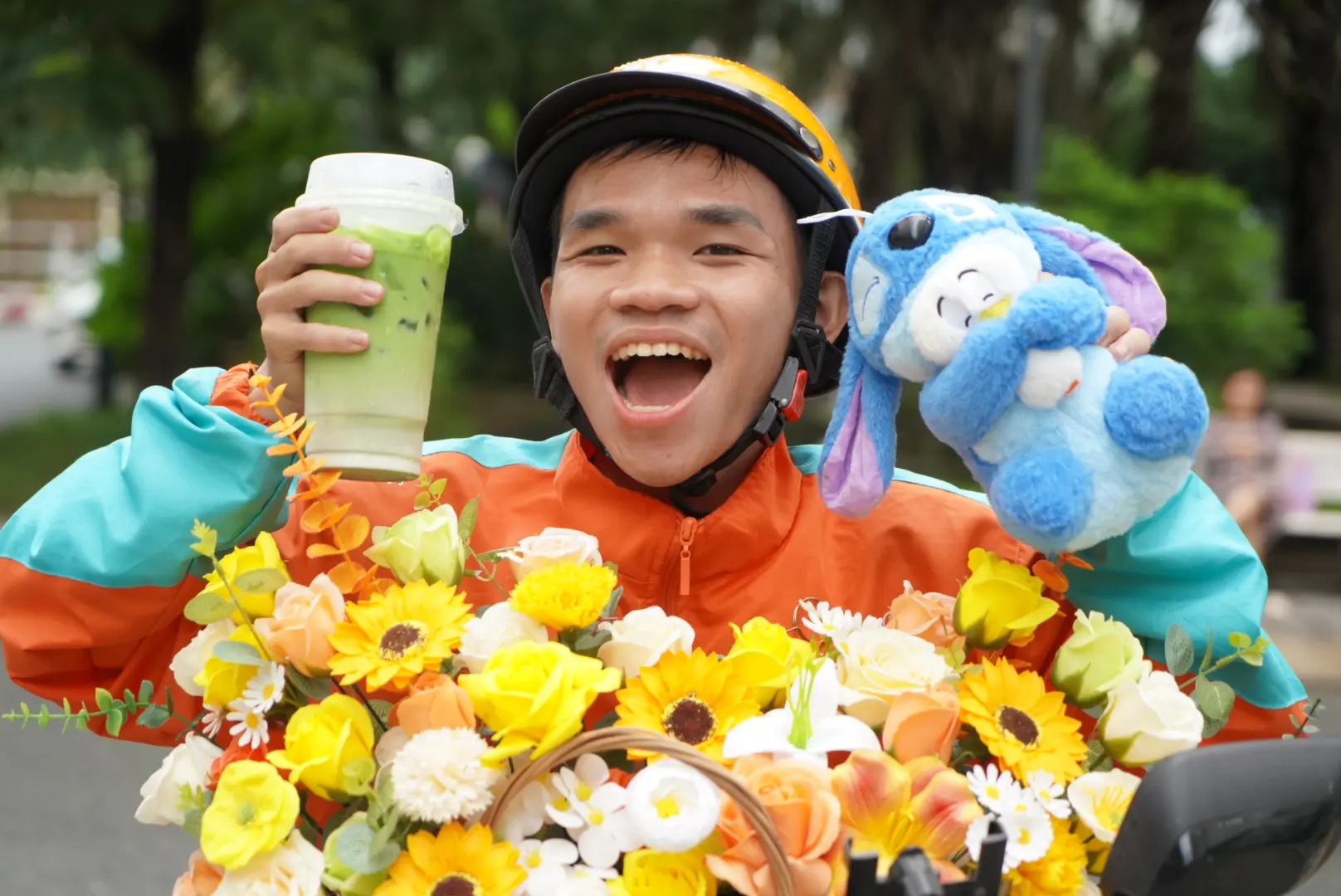 Bship nhận giao quà tặng 8 tháng 3 cho chị em gái