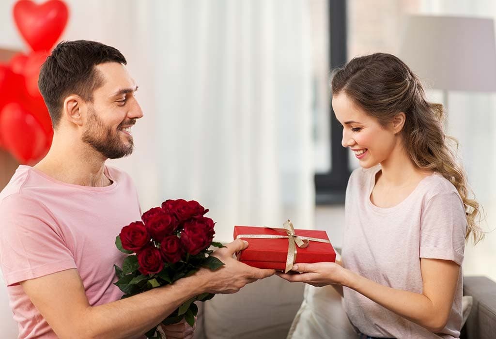 Chàng trai tặng bó hoa hồng và quà tặng Valentine 14/2 cho người yêu
