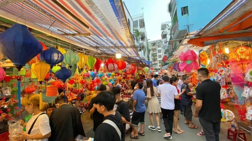 Chợ Lớn khu vực tập trung đông người Hoa với người mua hàng ra vào tấp nập