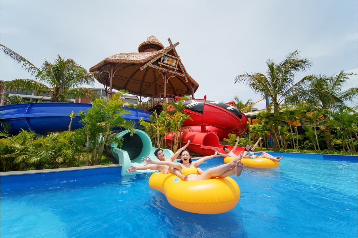 Khởi động phấn khích tại "Vịnh Sóng Thần" (Tsunami Bay) Tropical Island