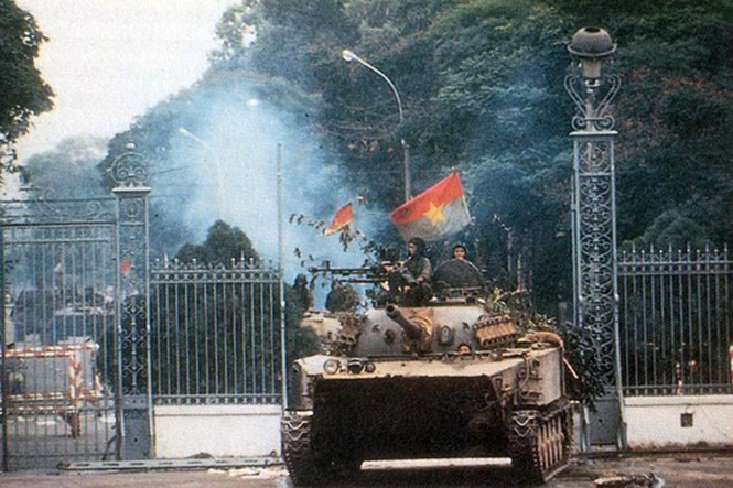 Ngày 30/04/1975, 10 giờ 45 phút: Chiếc xe tăng số hiệu 843 do Đại đội trưởng Bùi Quang Thận chỉ huy đã húc vào cổng phụ, sau đó chiếc xe tăng 390 húc đổ cổng chính và tiến thẳng vào sân Dinh.