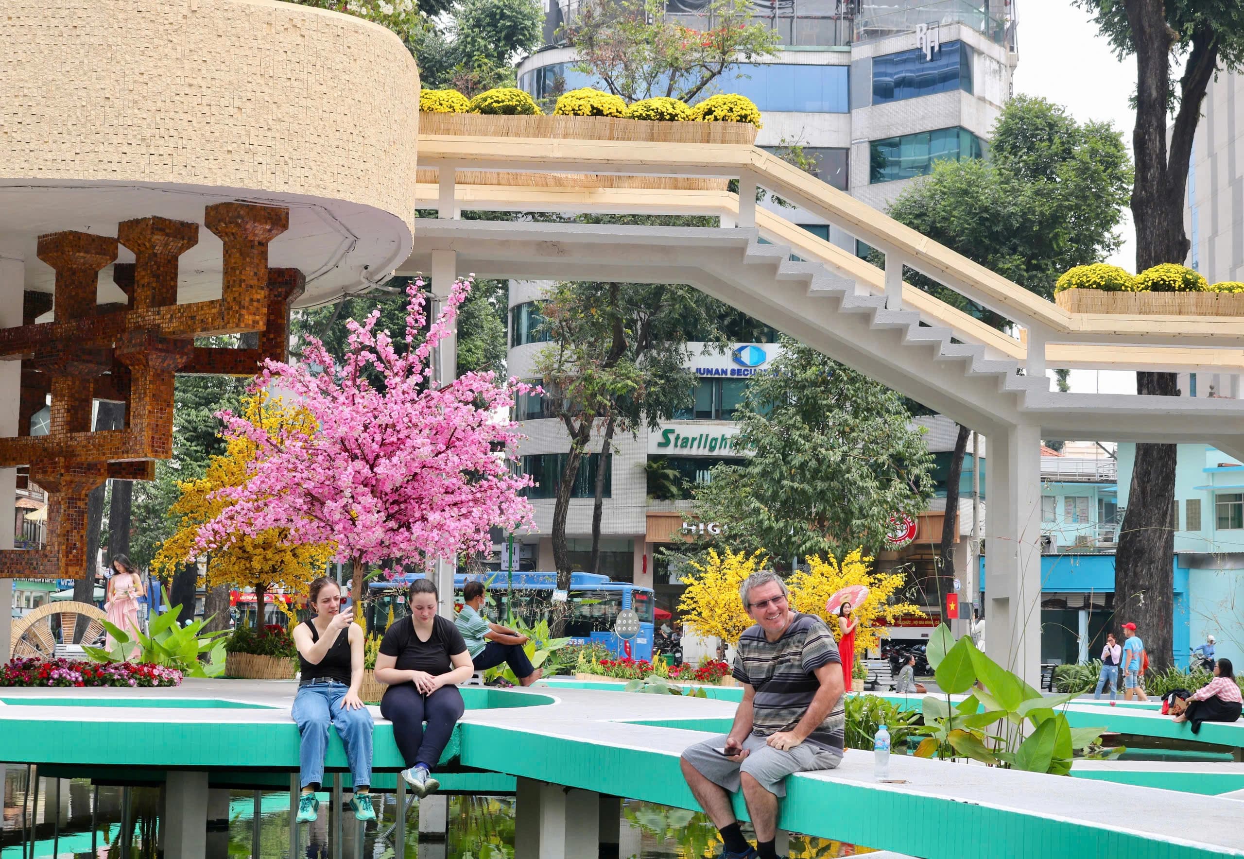 Nước hồ con rùa xanh sạch và du khách đến ngồi chơi trải nghiệm không gian thoáng đãng