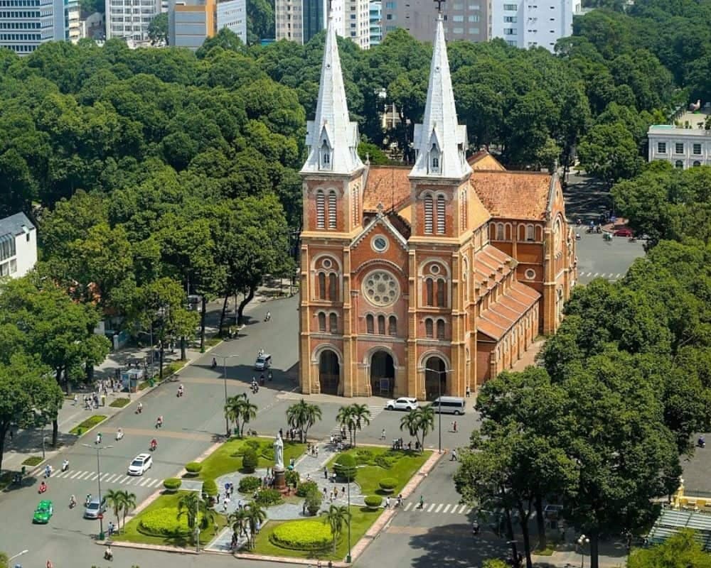 Toàn cảnh nhà thờ Đức Bà nhìn từ bên ngoài với tháp đôi