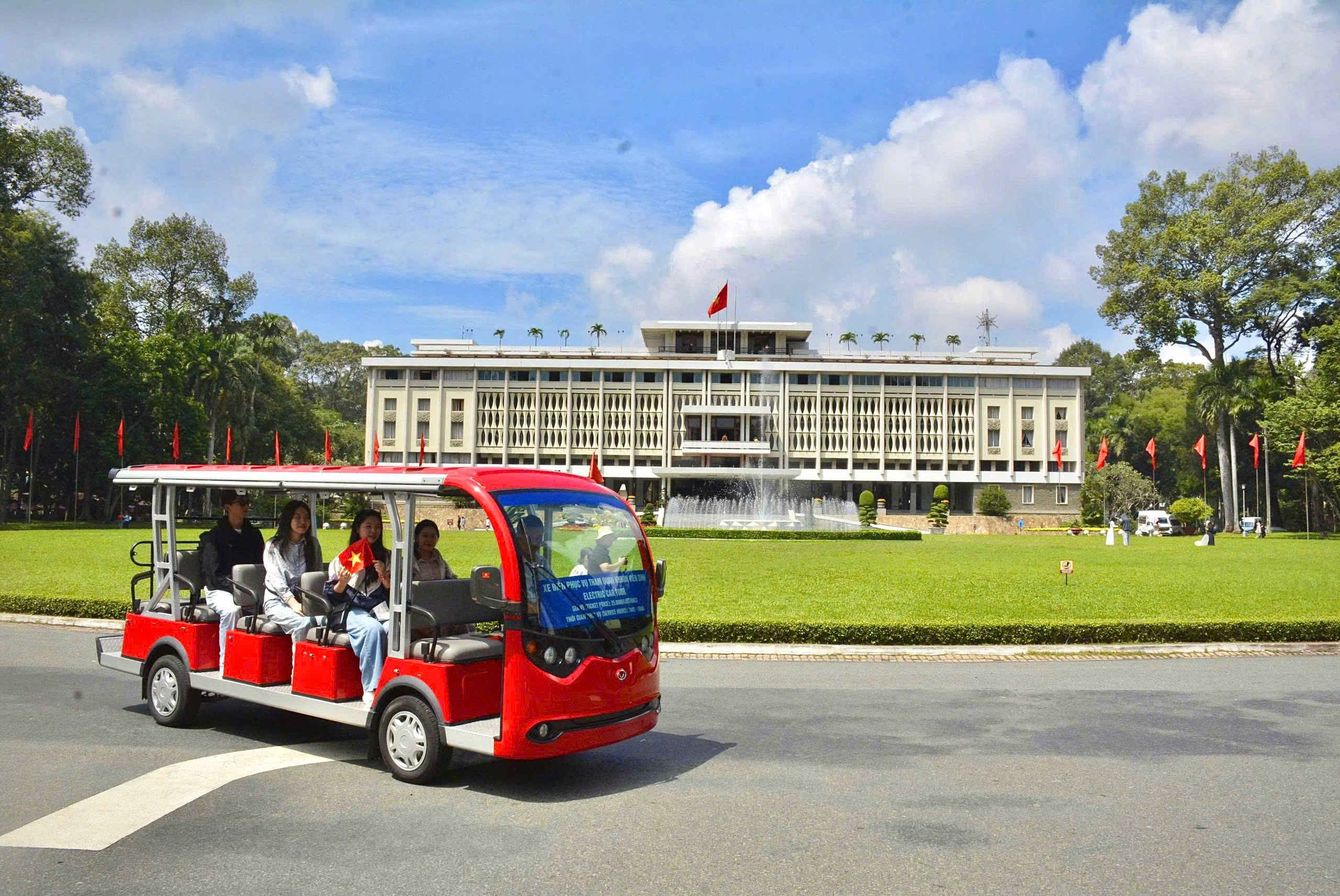 Đi xe điện dạo quanh khuôn viên 12ha Dinh Độc Lập