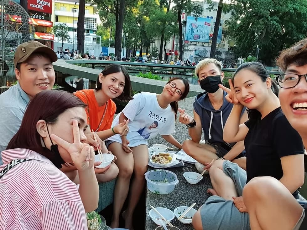 Hình ảnh thực tế các bạn trẻ, hội bạn thân check in sống ảo, ăn vặt tại Hồ Con Rùa