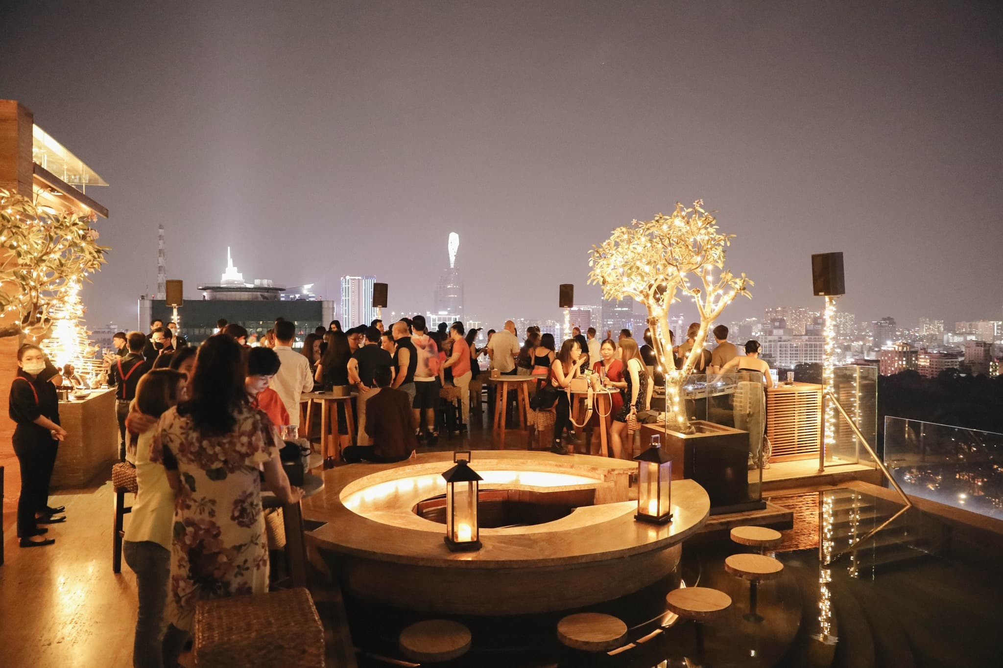 Social Club Rooftop – Nghệ thuật thưởng thức đêm Sài Gòn kiểu Pháp