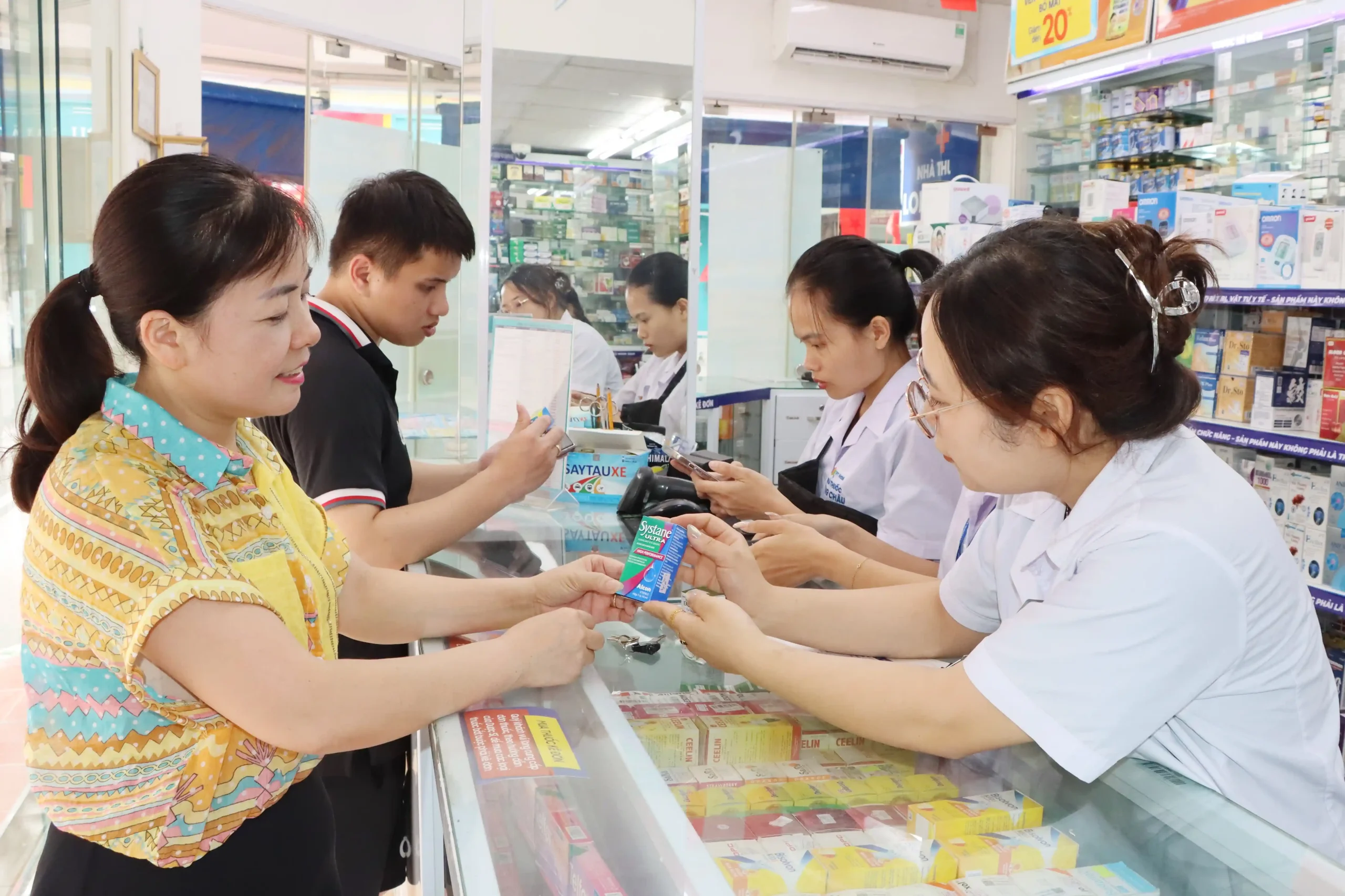 Giao hàng dược phẩm cho nhà thuốc