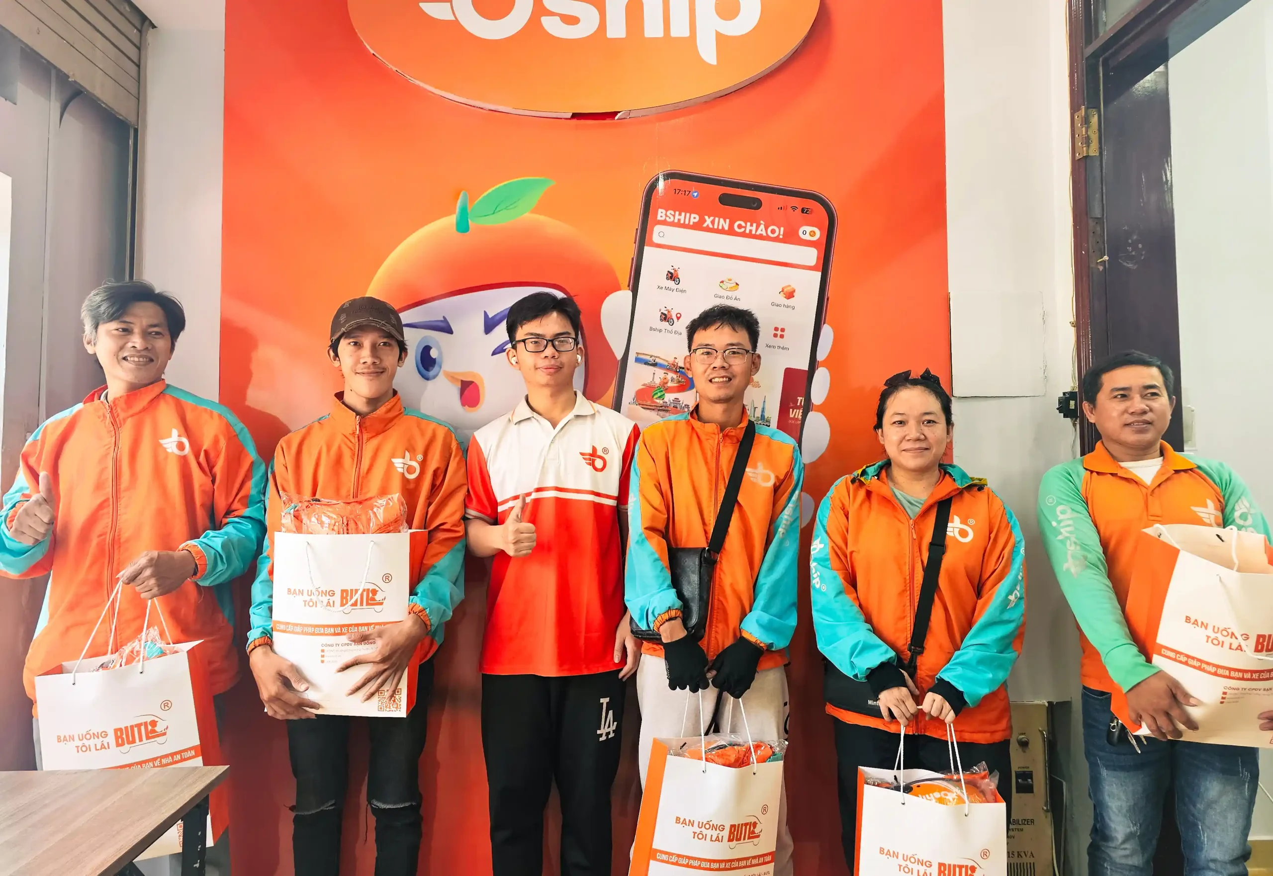 Bship trao tặng áo gió cho tài xế Tết Bính Ngọ 2026
