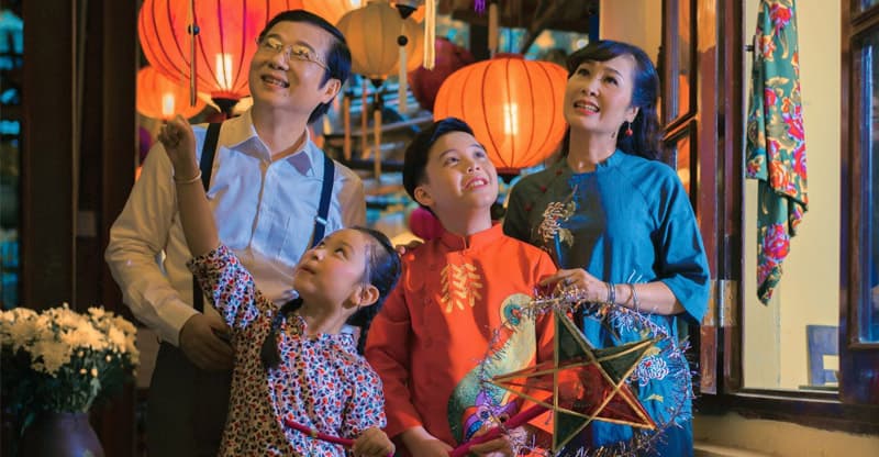 Gia đình đi chơi Trung Thu