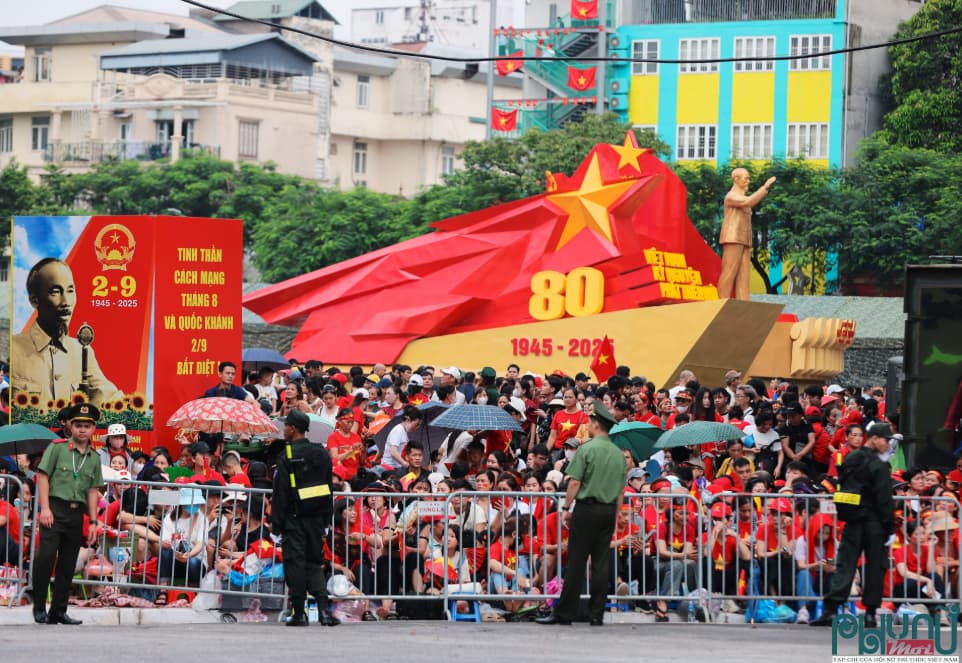 Người dân ngồi trật tư tham gia lễ 2/9
