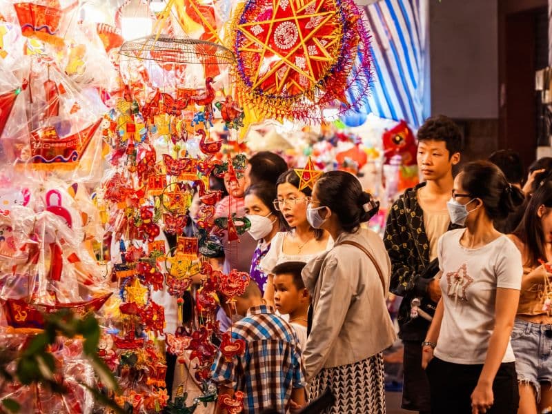 hình ảnh người dân đi chơi tại phố lồng đèn Trung Thu Quận 5, phường Chợ Lớn