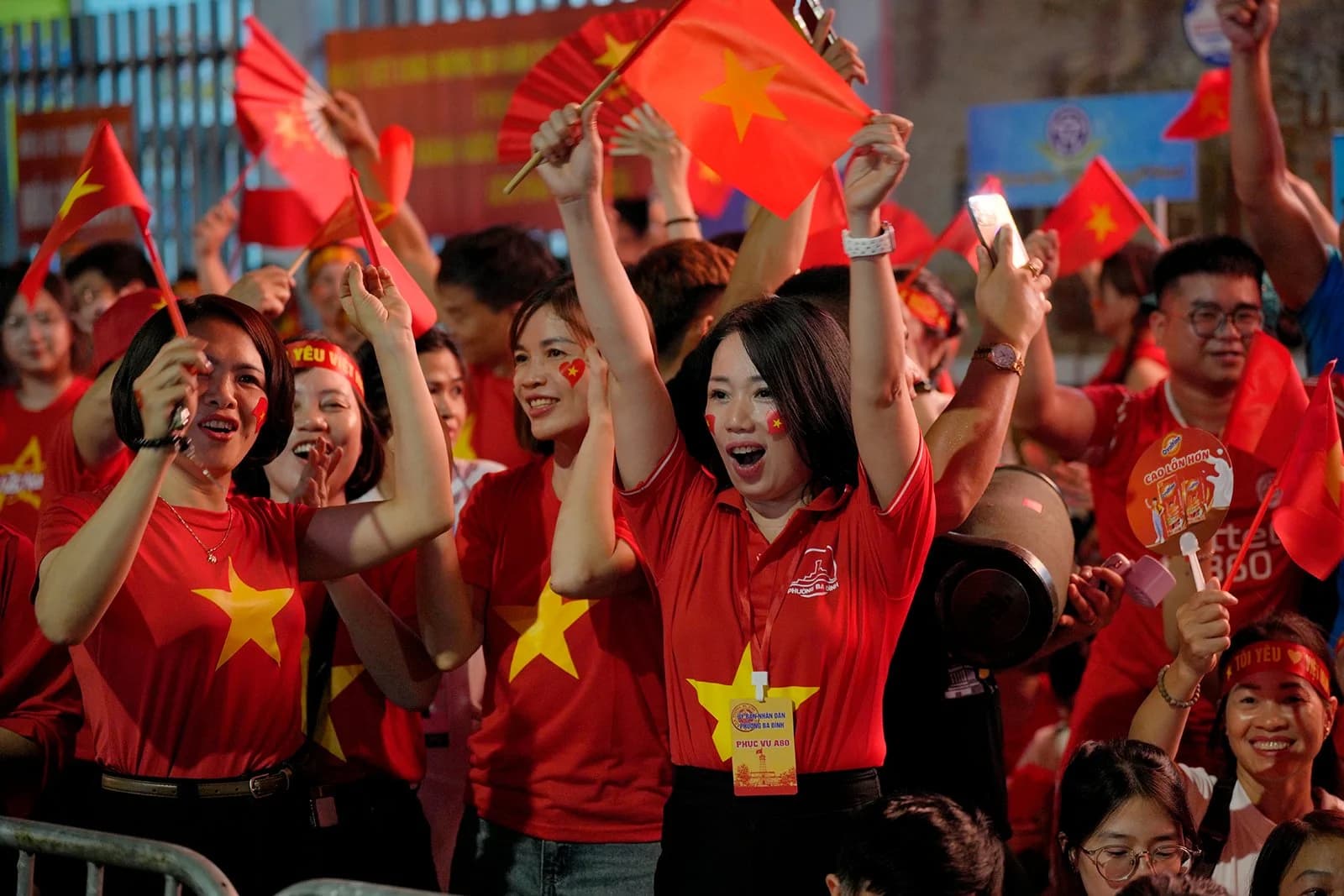 Người Việt mặc áo Việt Nam cờ đỏ sao vàng ăn mừng ngày lễ Quốc Khánh khai sinh ra nước Việt Nam