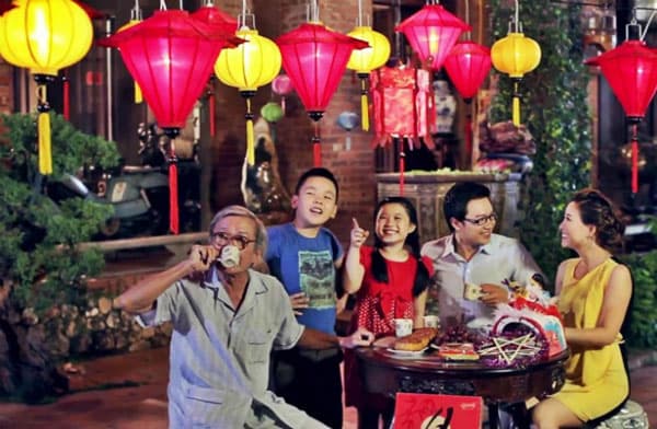 Các thế hệ trong gia đình sum vầy đêm Trung Thu thưởng thức bánh nướng ngon miệng và uống trà